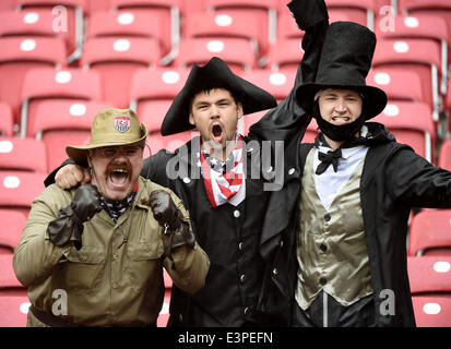 Recife, Brésil. 26 Juin, 2014. Les partisans de l'États-unis posent devant un match du groupe G entre les États-Unis et l'Allemagne de la Coupe du Monde FIFA 2014 à l'Arena Stadium de Pernambuco à Recife, Brésil, le 26 juin 2014. Credit : Lui Siu Wai/Xinhua/Alamy Live News Banque D'Images