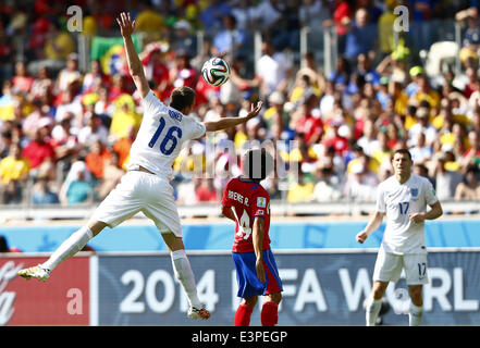 Belo Horizonte, Brésil. 24 Juin, 2014. Phil Jones de l'Angleterre (L) est en compétition pour un en-tête au cours d'un groupe d match entre le Costa Rica et l'Angleterre de la Coupe du Monde FIFA 2014 à l'Estadio Stade Mineirao de Belo Horizonte, Brésil, le 24 juin 2014. © Liu Bin/Xinhua/Alamy Live News Banque D'Images