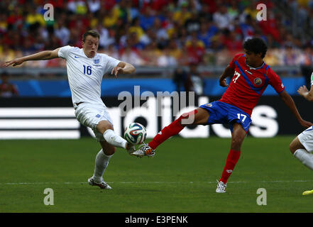 Belo Horizonte, Brésil. 24 Juin, 2014. Phil Jones de l'Angleterre (L) rivalise avec le Costa Rica's Eltsine Tejeda pendant un groupe d match entre le Costa Rica et l'Angleterre de la Coupe du Monde FIFA 2014 à l'Estadio Stade Mineirao de Belo Horizonte, Brésil, le 24 juin 2014. © Liu Bin/Xinhua/Alamy Live News Banque D'Images