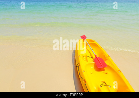 Kayaks Jaunes sur le Tropical Beach, Koh Samed island, Thaïlande Banque D'Images