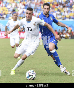 Natal, Brésil. 24 Juin, 2014. L'Italie Mattia De Sciglio rivalise avec l'Uruguay, Jose Maria Gimenez durant un groupe d match entre l'Italie et l'Uruguay de 2014 Coupe du Monde de la FIFA, à l'Estadio das Dunas Stadium à Natal, Brésil, 24 juin 2014. © Lui Siu Wai/Xinhua/Alamy Live News Banque D'Images