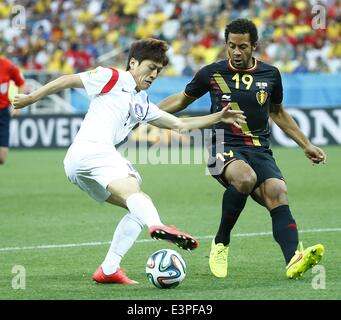 Sao Paulo, Brésil. 26 Juin, 2014. La Belgique Moussa Dembele (R) est en concurrence avec la Corée du Sud Lee Chung Yong lors d'un groupe H match entre la Corée du Sud et la Belgique de la Coupe du Monde FIFA 2014 à l'Aréna de Sao Paulo Stadium à Sao Paulo, Brésil, le 26 juin 2014. Crédit : Chen Jianli/Xinhua/Alamy Live News Banque D'Images