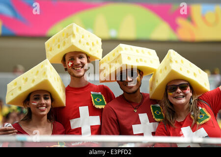 (140625) -- MANAUS, 25 juin 2014 (Xinhua) -- les partisans de la Suisse posent devant un groupe E match entre le Honduras et la Suisse de la Coupe du Monde FIFA 2014 à l'Arena stade de l'Amazonie à Manaus, Brésil, le 25 juin 2014.(Xinhua/Liu Dawei)(pcy) Banque D'Images