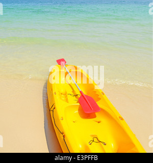 Kayaks Jaunes sur le Tropical Beach, Koh Samed island, Thaïlande Banque D'Images