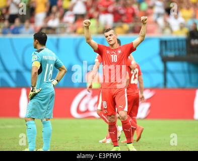 (140625) -- MANAUS, 25 juin 2014 (Xinhua) -- Le Granit Xhaka (R, avant)célèbre la victoire après un match du groupe E entre le Honduras et la Suisse de la Coupe du Monde FIFA 2014 à l'Arena stade de l'Amazonie à Manaus, Brésil, le 25 juin 2014.(Xinhua/Liu Dawei)(pcy) Banque D'Images