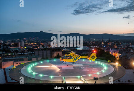 Liberec, République tchèque. 26 Juin, 2014. Terres d'ambulance aérienne par hélicoptère sur l'héliport d'un nouveau dans le domaine de l'Hôpital régional de Liberec Liberec, République tchèque, Juin 26, 2014. Photo : CTK Radek Petrasek/Photo/Alamy Live News Banque D'Images