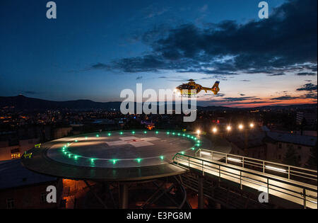 Liberec, République tchèque. 26 Juin, 2014. Terres d'ambulance aérienne par hélicoptère sur l'héliport d'un nouveau dans le domaine de l'Hôpital régional de Liberec Liberec, République tchèque, Juin 26, 2014. Photo : CTK Radek Petrasek/Photo/Alamy Live News Banque D'Images