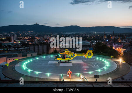 Liberec, République tchèque. 26 Juin, 2014. Terres d'ambulance aérienne par hélicoptère sur l'héliport d'un nouveau dans le domaine de l'Hôpital régional de Liberec Liberec, République tchèque, Juin 26, 2014. Photo : CTK Radek Petrasek/Photo/Alamy Live News Banque D'Images