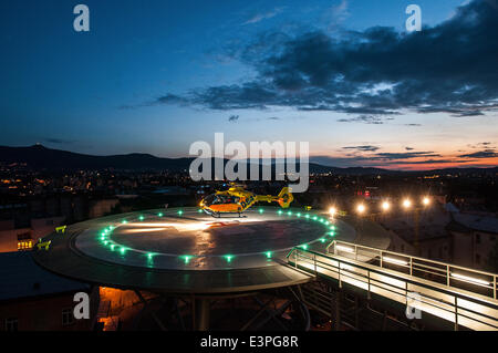 Liberec, République tchèque. 26 Juin, 2014. Terres d'ambulance aérienne par hélicoptère sur l'héliport d'un nouveau dans le domaine de l'Hôpital régional de Liberec Liberec, République tchèque, Juin 26, 2014. Photo : CTK Radek Petrasek/Photo/Alamy Live News Banque D'Images