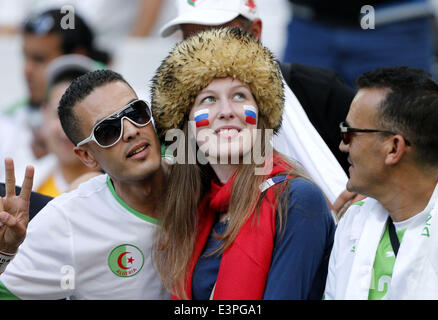 (140626) -- CURITIBA, 26 juin 2014 (Xinhua) -- Fans attendre un groupe H match entre l'Algérie et la Russie de 2014 Coupe du Monde de la FIFA à l'Arena da Baixada Stadium à Curitiba, Brésil, 26 juin 2014. (Xinhua/Zhou Lei) Banque D'Images