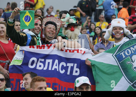 (140626) -- CURITIBA, 26 juin 2014 (Xinhua) -- Fans attendre un groupe H match entre l'Algérie et la Russie de 2014 Coupe du Monde de la FIFA à l'Arena da Baixada Stadium à Curitiba, Brésil, 26 juin 2014. (Xinhua/Zhou Lei) Banque D'Images