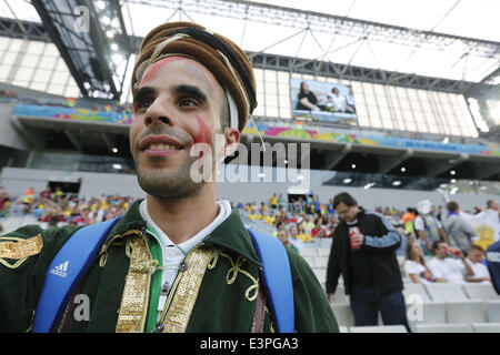 (140626) -- CURITIBA, 26 juin 2014 (Xinhua) -- Un ventilateur de l'Algérie attend un groupe H match entre l'Algérie et la Russie de 2014 Coupe du Monde de la FIFA à l'Arena da Baixada Stadium à Curitiba, Brésil, 26 juin 2014. (Xinhua/Zhou Lei) Banque D'Images