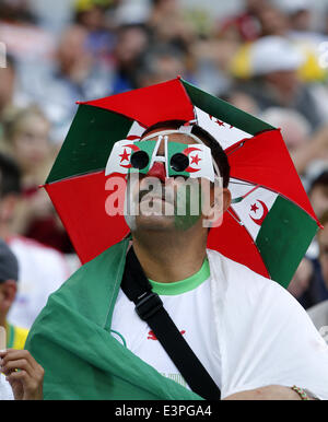 (140626) -- CURITIBA, 26 juin 2014 (Xinhua) -- Un ventilateur de l'Algérie attend un groupe H match entre l'Algérie et la Russie de 2014 Coupe du Monde de la FIFA à l'Arena da Baixada Stadium à Curitiba, Brésil, 26 juin 2014. (Xinhua/Zhou Lei) Banque D'Images