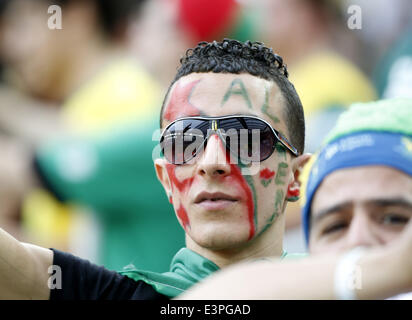 (140626) -- CURITIBA, 26 juin 2014 (Xinhua) -- Un ventilateur de l'Algérie attend un groupe H match entre l'Algérie et la Russie de 2014 Coupe du Monde de la FIFA à l'Arena da Baixada Stadium à Curitiba, Brésil, 26 juin 2014. (Xinhua/Liao Yujie) Banque D'Images