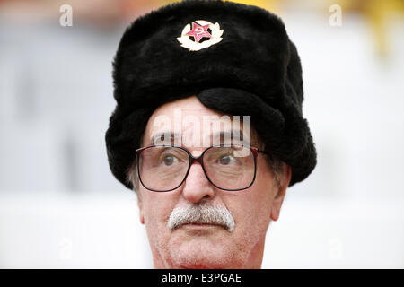 (140626) -- CURITIBA, 26 juin 2014 (Xinhua) -- un ventilateur de la Russie attend un groupe H match entre l'Algérie et la Russie de 2014 Coupe du Monde de la FIFA à l'Arena da Baixada Stadium à Curitiba, Brésil, 26 juin 2014. (Xinhua/Liao Yujie) Banque D'Images