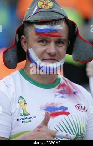 (140626) -- CURITIBA, 26 juin 2014 (Xinhua) -- un ventilateur de la Russie attend un groupe H match entre l'Algérie et la Russie de 2014 Coupe du Monde de la FIFA à l'Arena da Baixada Stadium à Curitiba, Brésil, 26 juin 2014. (Xinhua/Zhou Lei) Banque D'Images