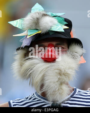 (140626) -- CURITIBA, 26 juin 2014 (Xinhua) -- un ventilateur de la Russie attend un groupe H match entre l'Algérie et la Russie de 2014 Coupe du Monde de la FIFA à l'Arena da Baixada Stadium à Curitiba, Brésil, 26 juin 2014. (Xinhua/Zhou Lei) Banque D'Images