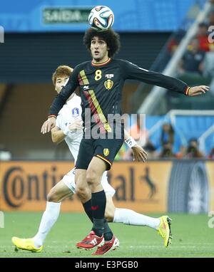 (140626) -- SAO PAULO, le 26 juin 2014 (Xinhua) -- la Belgique Marouane Fellaini (avant) est en compétition pour un en-tête au cours d'un groupe H match entre la Corée et la Belgique de la Coupe du Monde FIFA 2014 à l'Aréna de Sao Paulo Stadium à Sao Paulo, Brésil, le 26 juin 2014. (Xinhua/Chen Jianli)(xzj) Banque D'Images