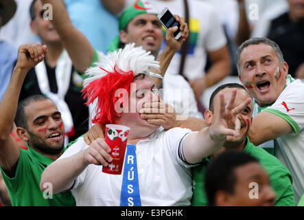 (140626) -- CURITIBA, 26 juin 2014 (Xinhua) -- Fans attendre un groupe H match entre l'Algérie et la Russie de 2014 Coupe du Monde de la FIFA à l'Arena da Baixada Stadium à Curitiba, Brésil, 26 juin 2014. (Xinhua/Zhou Lei) Banque D'Images