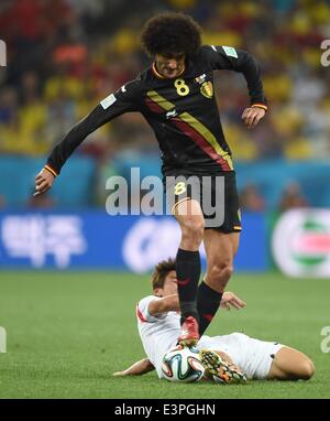 (140626) -- SAO PAULO, le 26 juin 2014 (Xinhua) -- la Belgique Marouane Fellaini (haut) fait concurrence au cours d'un groupe H match entre la Corée et la Belgique de la Coupe du Monde FIFA 2014 à l'Aréna de Sao Paulo Stadium à Sao Paulo, Brésil, le 26 juin 2014. (Xinhua/Li Ga)(xzj) Banque D'Images