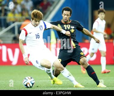 (140626) -- SAO PAULO, le 26 juin 2014 (Xinhua) -- la Belgique Moussa Dembele (R) rivalise avec la République de Corée au cours de Ki Sung Yueng un groupe H match entre la Corée et la Belgique de la Coupe du Monde FIFA 2014 à l'Aréna de Sao Paulo Stadium à Sao Paulo, Brésil, le 26 juin 2014. (Xinhua/Chen Jianli)(xzj) Banque D'Images