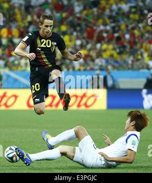 (140626) -- SAO PAULO, le 26 juin 2014 (Xinhua) -- Belgique's Adnan Januzaj (haut) fait concurrence au cours d'un groupe H match entre la Corée et la Belgique de la Coupe du Monde FIFA 2014 à l'Aréna de Sao Paulo Stadium à Sao Paulo, Brésil, le 26 juin 2014. (Xinhua/Chen Jianli)(xzj) Banque D'Images