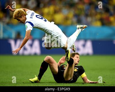 (140626) -- SAO PAULO, le 26 juin 2014 (Xinhua) -- La République de Corée Fils Heung Min (en haut) est en compétition au cours d'un groupe H match entre la Corée et la Belgique de la Coupe du Monde FIFA 2014 à l'Aréna de Sao Paulo Stadium à Sao Paulo, Brésil, le 26 juin 2014. (Xinhua/Li Ga)(xzj) Banque D'Images