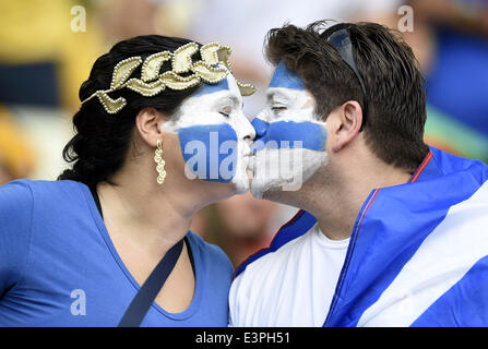 (140624) -- FORTALEZA, 24 juin 2014 (Xinhua) -- La Grèce's fans kiss avant un match du groupe C entre la Grèce et la Côte d'Ivoire de 2014 Coupe du Monde de la FIFA, à l'Estadio Stade Castelao à Fortaleza, Brésil, 24 juin 2014. (Xinhua/Yang Lei)(xzj) Banque D'Images