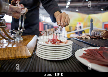 Waiter serving acorn-jambon ibérique nourris, Espagne Banque D'Images