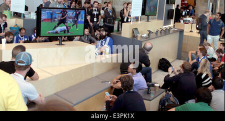 San Francisco, Californie. 26 Juin, 2014. Les participants de la Google I/O developer conference regarder le match Allemagne-USA à San Francisco, Californie, 26 juin 2014. Photo : Andrej Sokolow/dpa/Alamy Live News Banque D'Images