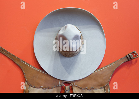 Torero de style mexicain, isolé en chapeau gris sur fond rouge Banque D'Images