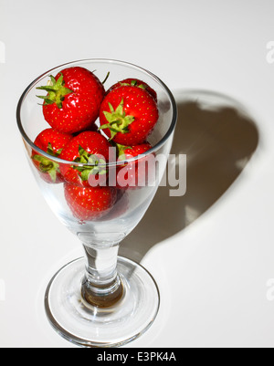 Fraises dans un verre Banque D'Images