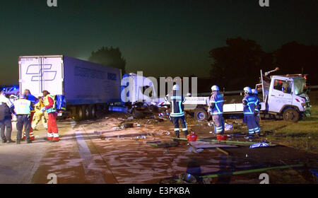 Magdeburg, Allemagne. 27 Juin, 2014. Sauvetage travaille et pompiers stand après un accident sur l'A2 pendant la nuit près de Magdeburg, Allemagne, 27 juin 2014. Un travailleur de la construction a été touché par le chariot, et tués. Photo : JAN HELMECKE/dpa/Alamy Live News Banque D'Images