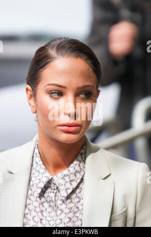 Londres, 27 juin 2014. Ex-N-Dubz pop star et X-Factor juge Tulisa Contostavlos arrive à Southwark Crown Court comme une audience se poursuit sur les frais des médicaments résultant d'une opération d'infiltration dans les journaux. Crédit : Paul Davey/Alamy Live News Banque D'Images