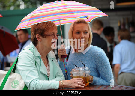 Parasols & LE PIMMS DE WIMBLEDON 20 LE ALL ENGLAND TENNIS CLUB WIMBLEDON Londres Angleterre 27 Juin 2014 Banque D'Images