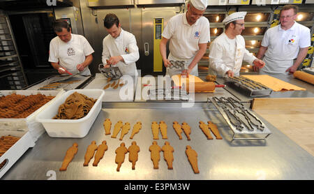 Dresde, Allemagne. 27 Juin, 2014. Les boulangers Saxe rend les derniers 500 cookies pour "tela" - un monument fait de 18 000 soldats dans les cookies des formulaires par artiste néo-zélandais Kingsley Baird à l'Académie des boulangers allemands Saxe à Dresde, Allemagne, 27 juin 2014. Baird présentera la pièce dans le cadre des 100 ans de la Première Guerre mondiale cérémonie le 12 juillet 2014 au Musée d'histoire militaire de l'armée allemande à Dresde. Photo : MATTHIAS HIEKEL/dpa/Alamy Live News Banque D'Images