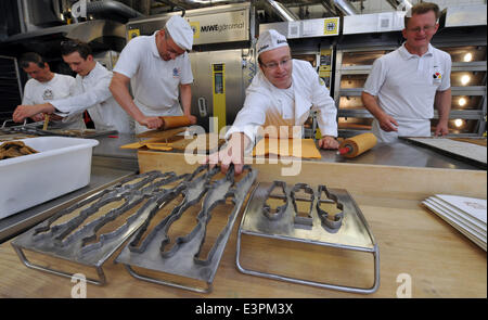 Dresde, Allemagne. 27 Juin, 2014. Les boulangers Saxe rend les derniers 500 cookies pour "tela" - un monument fait de 18 000 soldats dans les cookies des formulaires par artiste néo-zélandais Kingsley Baird à l'Académie des boulangers allemands Saxe à Dresde, Allemagne, 27 juin 2014. Baird présentera la pièce dans le cadre des 100 ans de la Première Guerre mondiale cérémonie le 12 juillet 2014 au Musée d'histoire militaire de l'armée allemande à Dresde. Photo : MATTHIAS HIEKEL/dpa/Alamy Live News Banque D'Images