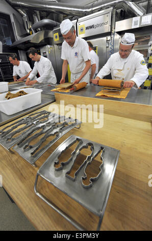 Dresde, Allemagne. 27 Juin, 2014. Les boulangers Saxe rend les derniers 500 cookies pour "tela" - un monument fait de 18 000 soldats dans les cookies des formulaires par artiste néo-zélandais Kingsley Baird à l'Académie des boulangers allemands Saxe à Dresde, Allemagne, 27 juin 2014. Baird présentera la pièce dans le cadre des 100 ans de la Première Guerre mondiale cérémonie le 12 juillet 2014 au Musée d'histoire militaire de l'armée allemande à Dresde. Photo : MATTHIAS HIEKEL/dpa/Alamy Live News Banque D'Images