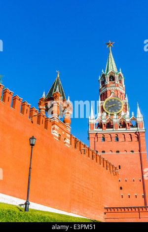 Petits et grands (Tsar Spasskaya du Sauveur) tours de Kremlin de Moscou - la tour principale du Kremlin Banque D'Images