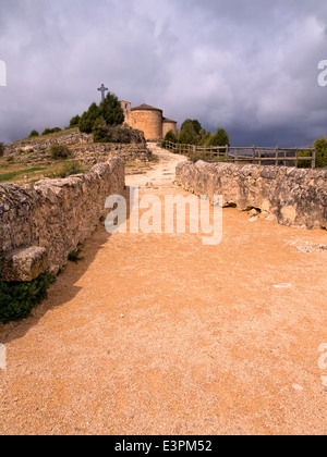 Photo verticale de la voie à l'ermitage de San Frutos. Hoces del Duraton Parc Naturel. L'Espagne. Banque D'Images