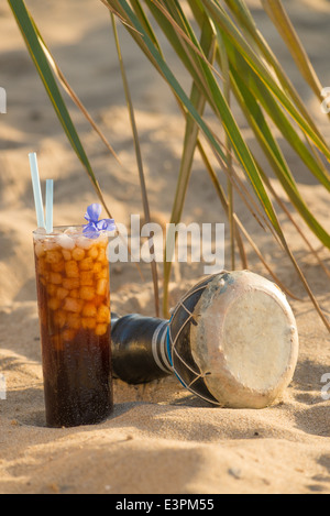 Un cocktail servi sur une plage ensoleillée Banque D'Images