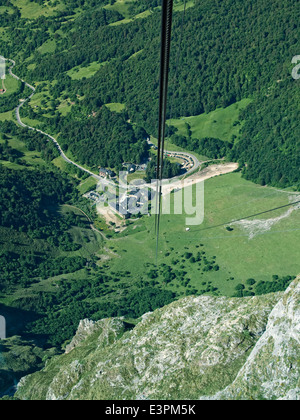 Photo verticale du téléphérique de Fuente Dé, Picos de Europa. L'Espagne. Banque D'Images