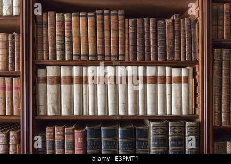 Livres anciens sont alignés et bien affiché sur des étagères dans la bibliothèque à Tatton Park, Cheshire, Royaume-Uni Banque D'Images