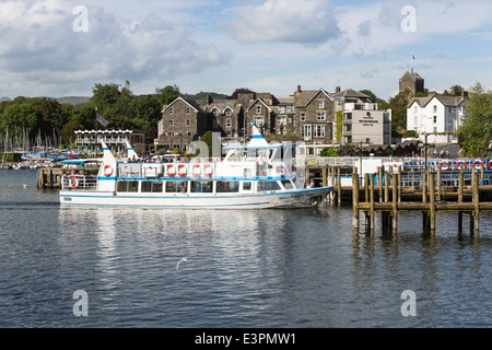 Bateau de croisière 'Miss Lakeland' arrivant à Landing Stage, Bowness, lac Windermere dans le Lake District, Cumbria Banque D'Images