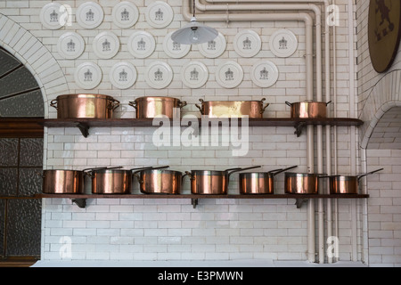 Cuivre brillant traditionnel casseroles, poêles et casseroles en carrelage blanc à l'ancienne cuisine dans le parc Tatton, Cheshire Banque D'Images