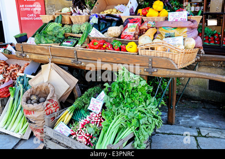 Légumes affichée sur un vieux panier à l'extérieur d'une boutique le long de High Street, Broadway, Cotswolds, en Angleterre, UK. Banque D'Images