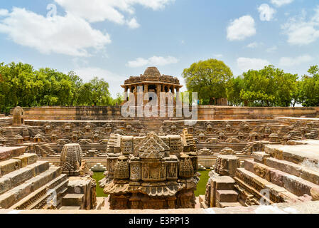 Construit en 1026-27 A.D. pendant le règne du Roi Bhimdev I de Patan, le temple est dédié à Surya ou le Dieu Soleil. Bien qu'il porte un regard, c'est encore un magnifique spécimen de superbe art de la Gujarat architectes de l'époque. Temple du Soleil de Modhera's est positionné de telle manière qu'aux équinoxes le soleil levant frappe les images dans le sanctuaire. Il intègre également un parc d'attractions, un musée, une cafétéria, photo gallery et de la bibliothèque. La toile sur les murs et les piliers représentent les incidents du Ramayan et le Mahabharat, et formes de dieux et des goddes Banque D'Images