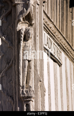 Royaume-uni l'Angleterre, dans le Suffolk, Lavenham, Place du marché, Guildhall of Corpus Christi post roi sculpté Banque D'Images