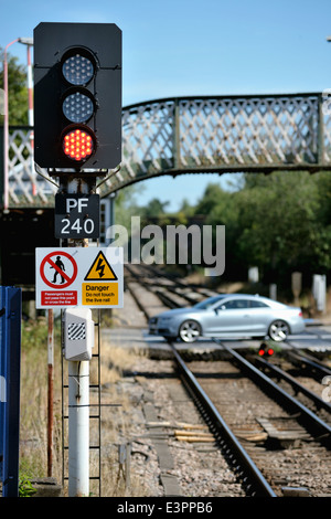 Voiture sur passage à niveau à Petersfield, Hampshire sur le London Waterloo à Portsmouth Harbor Line Banque D'Images