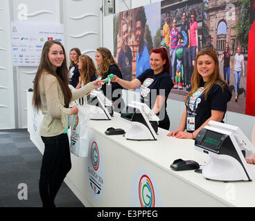 Glasgow, Ecosse, Royaume-Uni. 27 Juin, 2014. Un flashmob de 100 danseurs annonce l'ouverture de la marchandise officielle des Jeux superstore par chef de l'exécutif David Grevemberg Meghan Oliver de Glasgow 17 rend le premier achat d'une mascotte de Clyde dans le nouveau crédit : ALAN OLIVER/Alamy Live News Banque D'Images